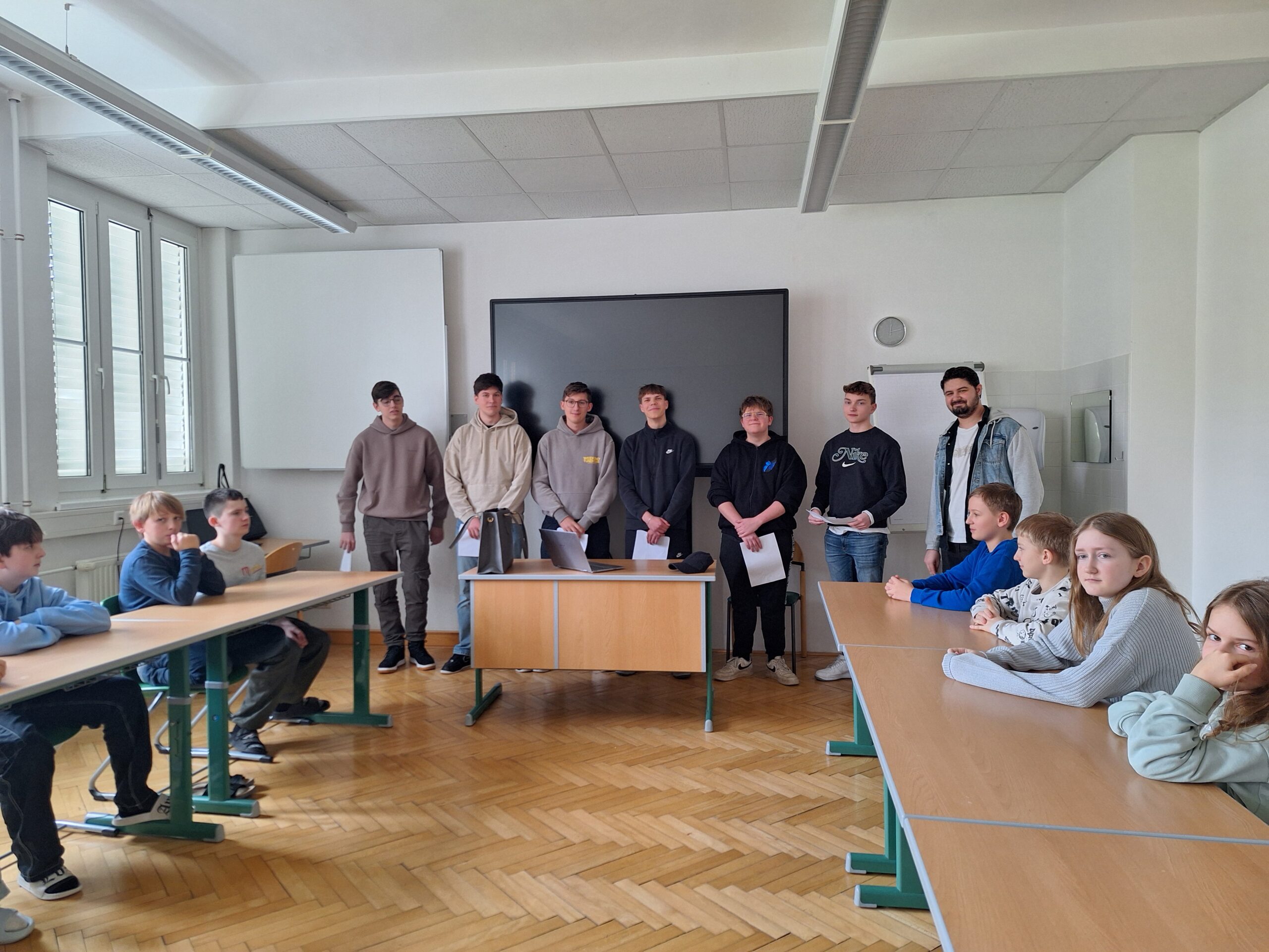 20250324_Vorlesetag_01 Schüler der 2ISB3 am Vorlesetag in der Mittelschule Pöchlarn