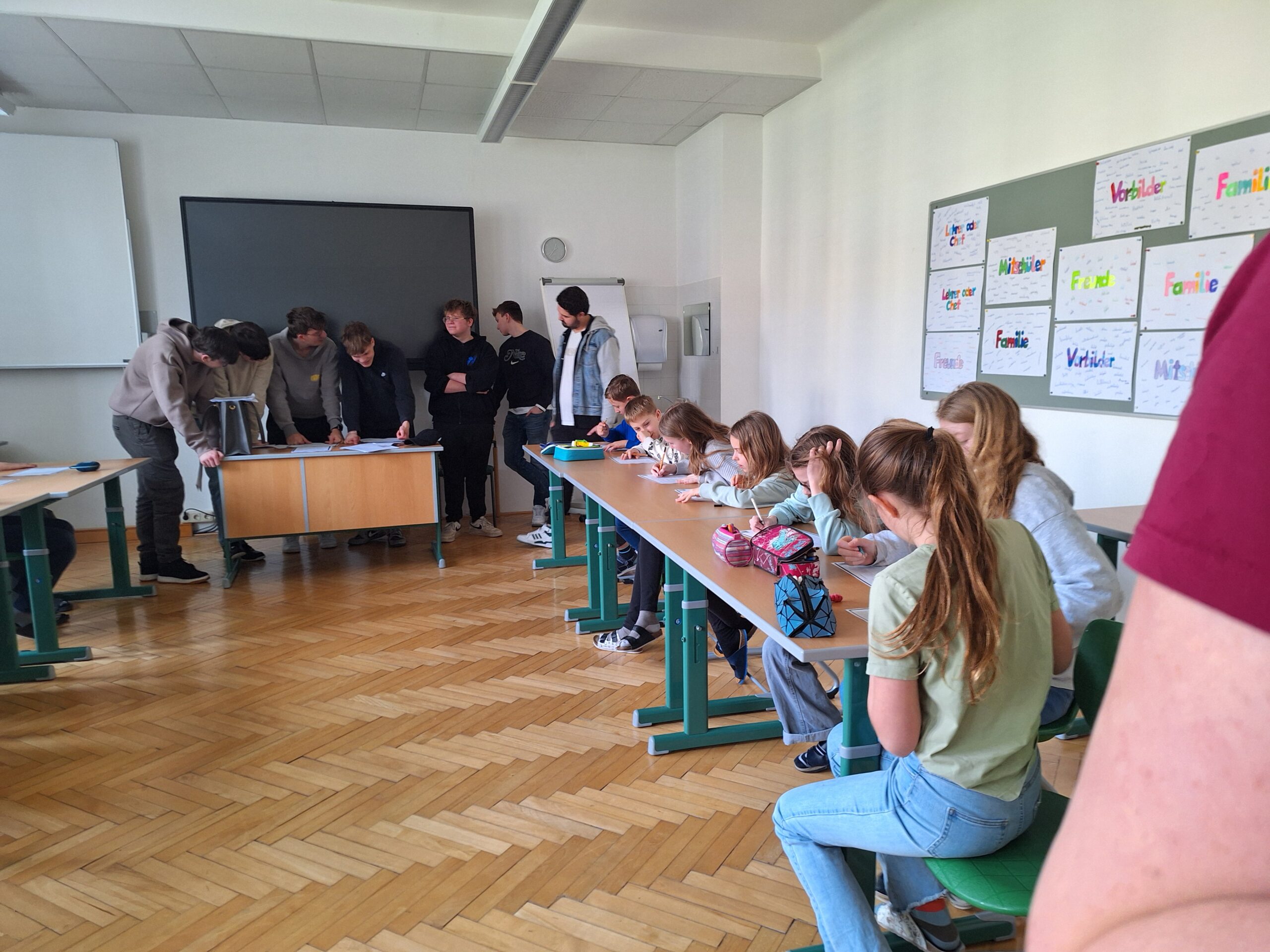 20250324_Vorlesetag_02 Schüler der 2ISB3 am Vorlesetag in der Mittelschule Pöchlarn