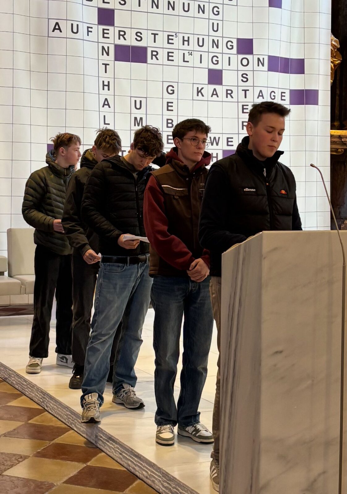 Schüler bei der Lesung in der Josefimesse