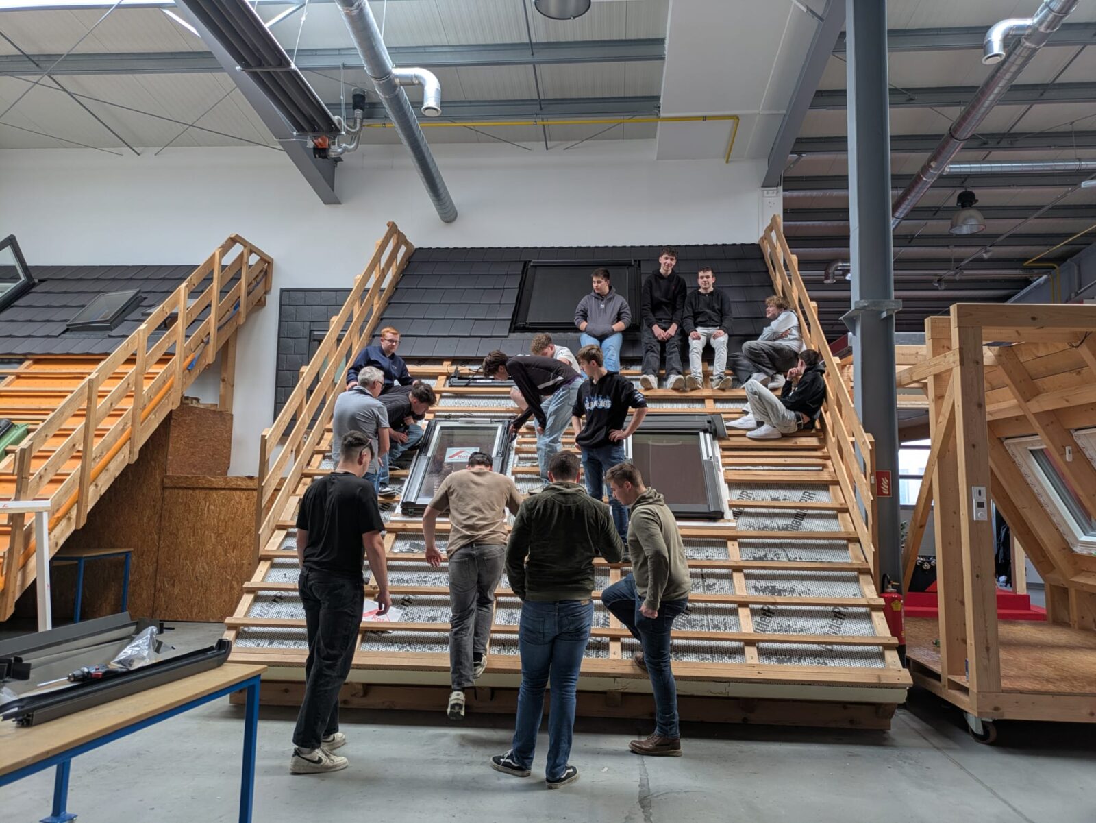 Schüler auf einem Schau-Dach bei der Firma Roto