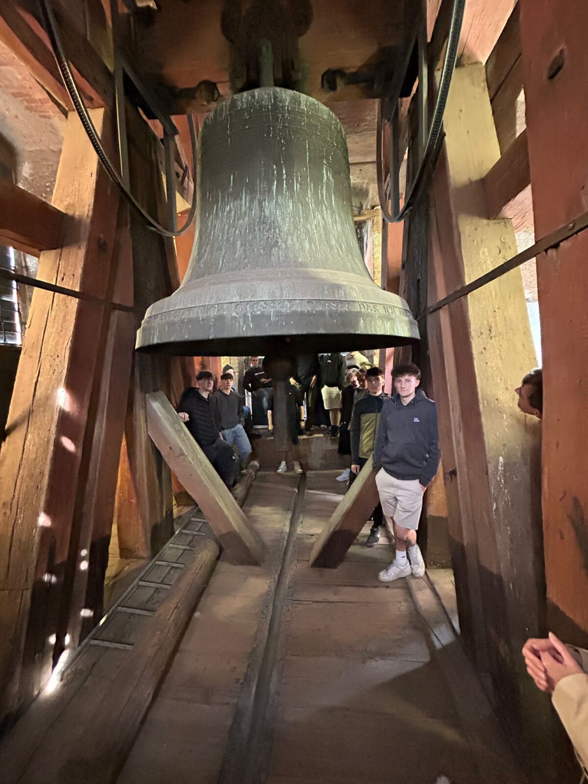 Schüler der LBS neben einer Glocke der Stiftskirche Melk