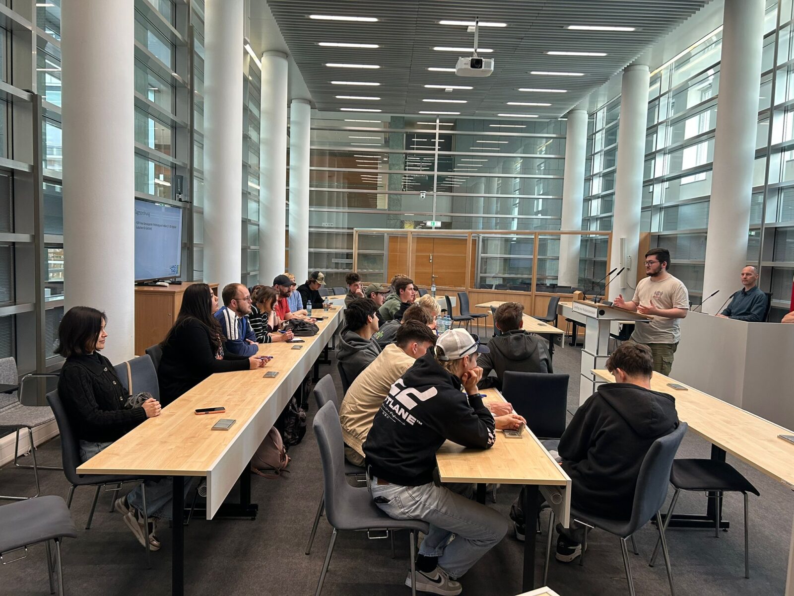 Klassen der LBS Pöchlarn zu Besuch im Landtag St. Pölten